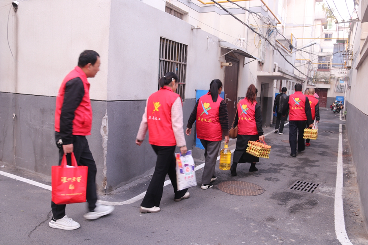 阜阳市阜南县鹿城镇城北社区关工委走访慰问二等功臣老兵