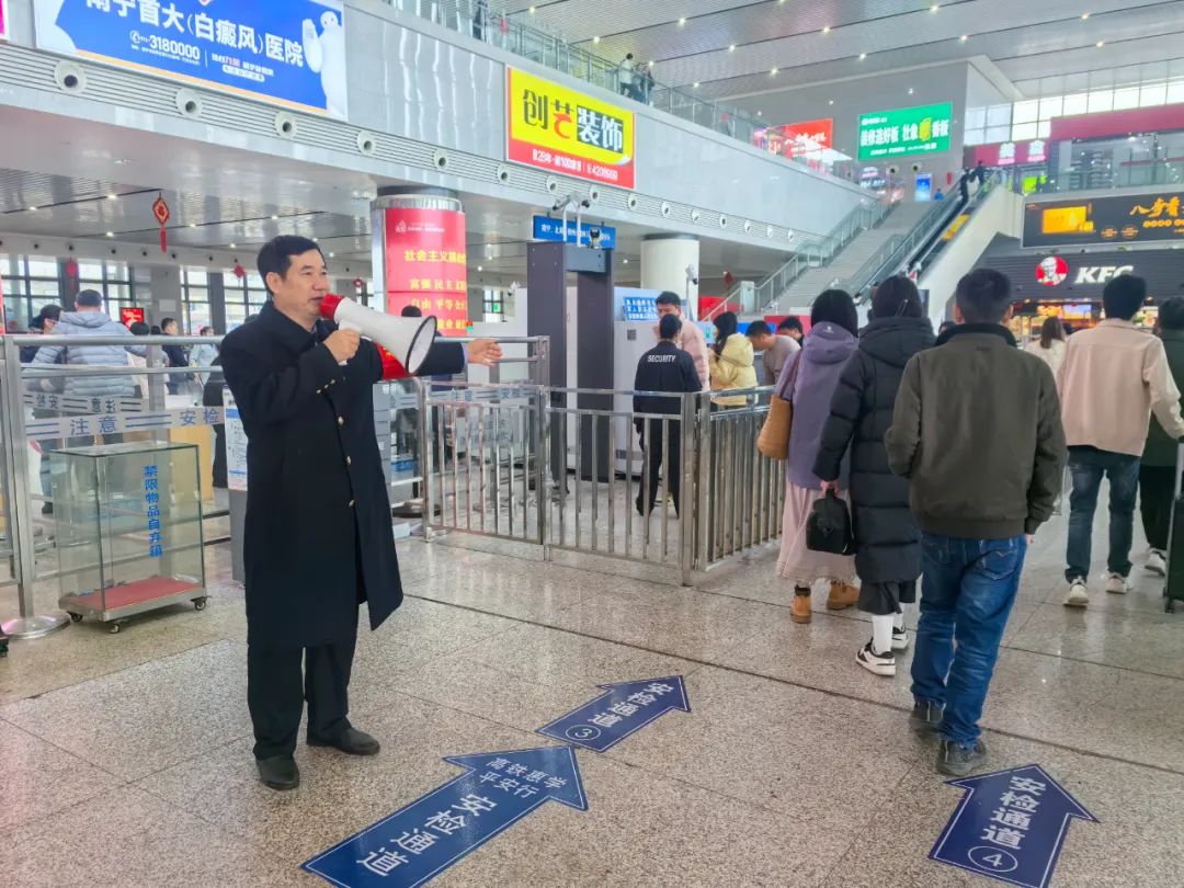 春运进行时， “五老”陈锐再现春运岗位