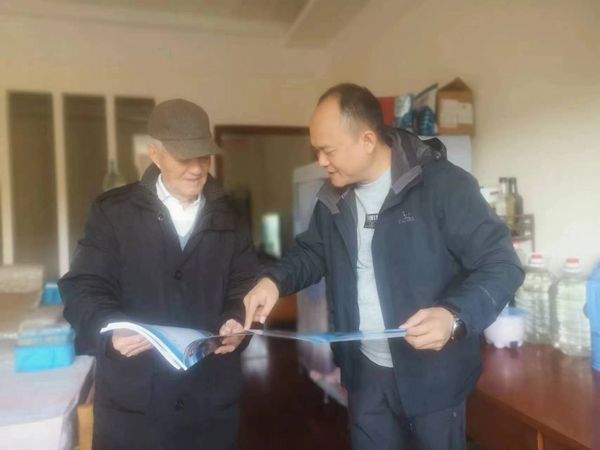 1704877370575557.jpg 慰问离休干部王一凡.jpg