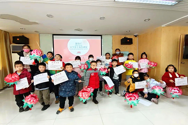 1705323029303438.jpg 江苏省南京市玄武区小卫街社区关工委开展“花灯照亮社区,体验非遗手作”活动(2).jpg