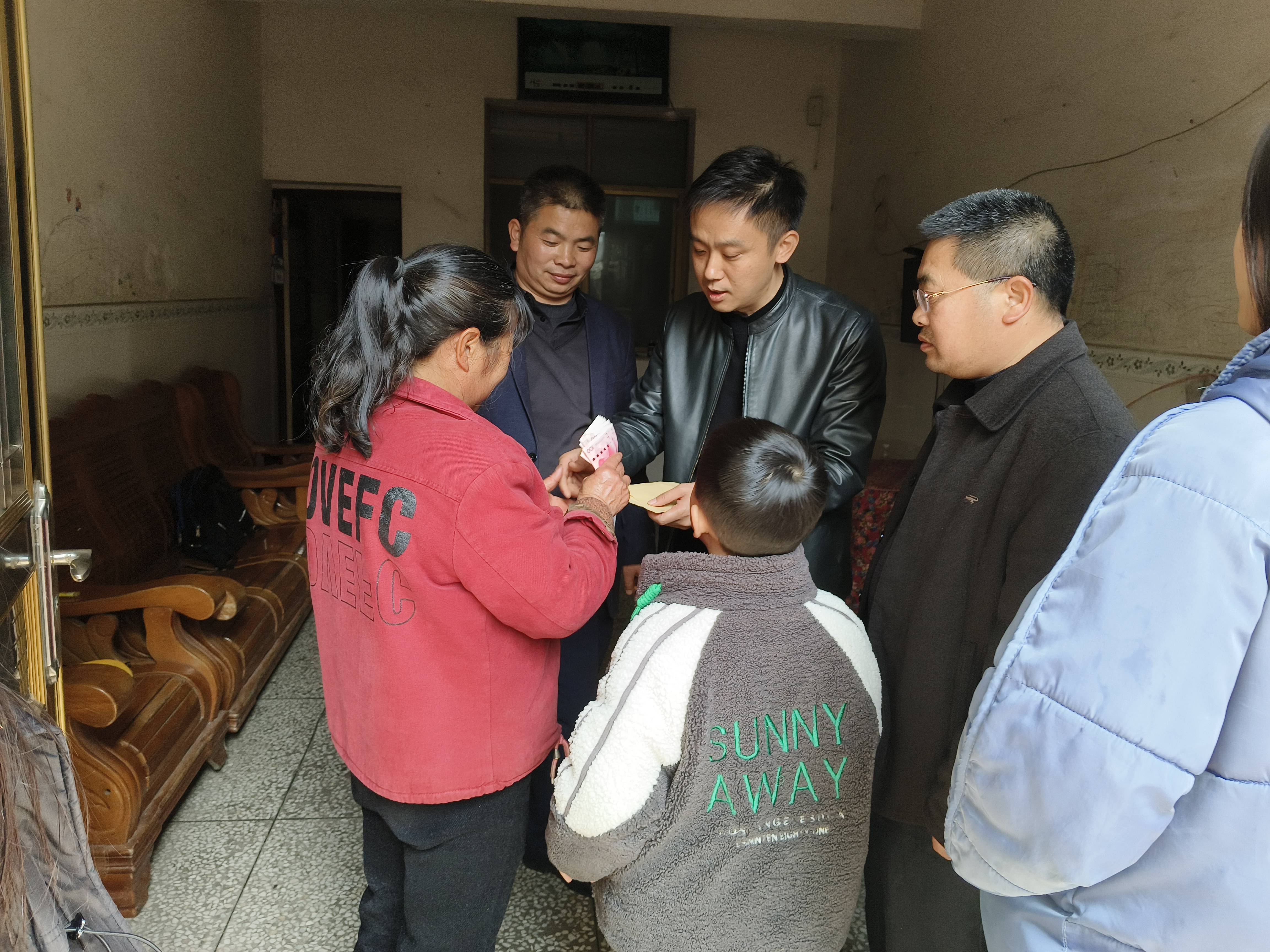 1705479769840223.jpg 1关爱活动照片_爱奇艺.jpg