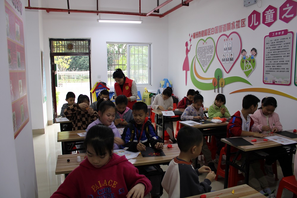 2024年1月17日响水社区关工领导小组组织未成年人在峻禄小区儿童之家开展“巧手辞旧岁  彩泥塑新年”文化进万家活动   (1)1.jpg