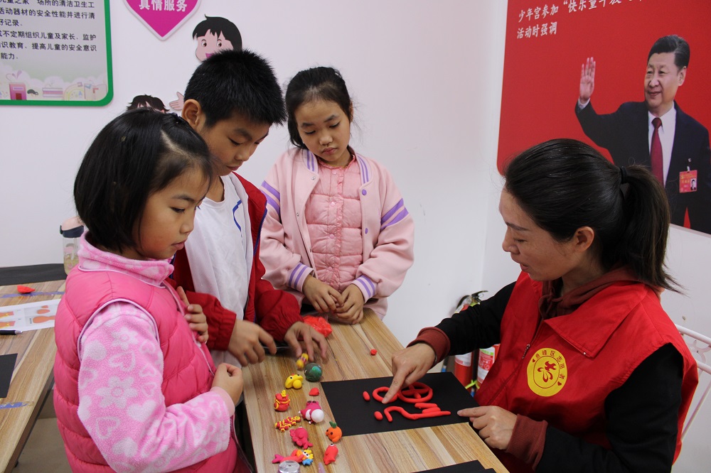 2024年1月17日响水社区关工领导小组组织未成年人在峻禄小区儿童之家开展“巧手辞旧岁  彩泥塑新年”文化进万家活动   (2)1.jpg