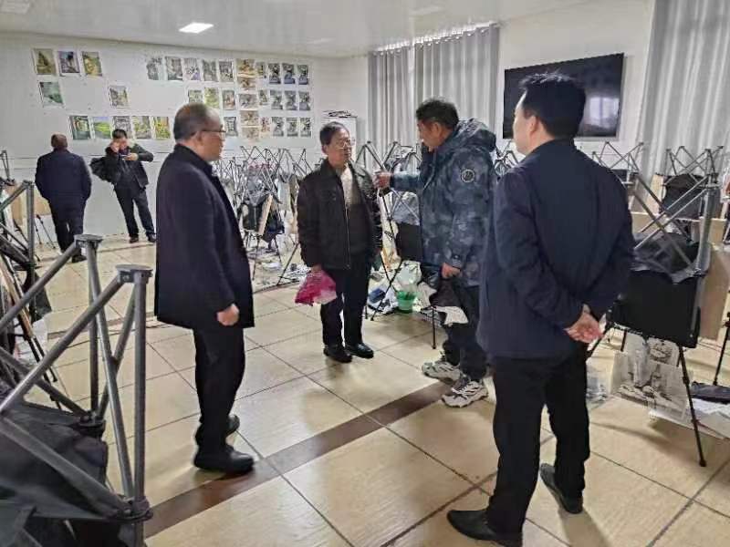在绘画实验基地参观.jpg