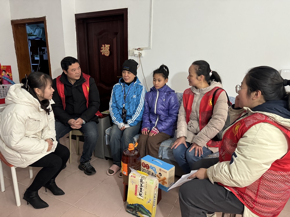 1706520472579863.jpg 志愿者了解困难儿童的生活状况1.jpg