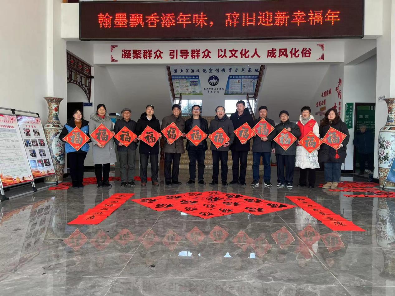 1706666982417312.jpg 1月23日下午,泰州医药高新区(高港区)刁铺街道大丰社区关工委联合区中老年书画协会在大丰社区新时代文明实践站开展“墨香满新年 鸿福满大丰”书法送福活动。.jpg