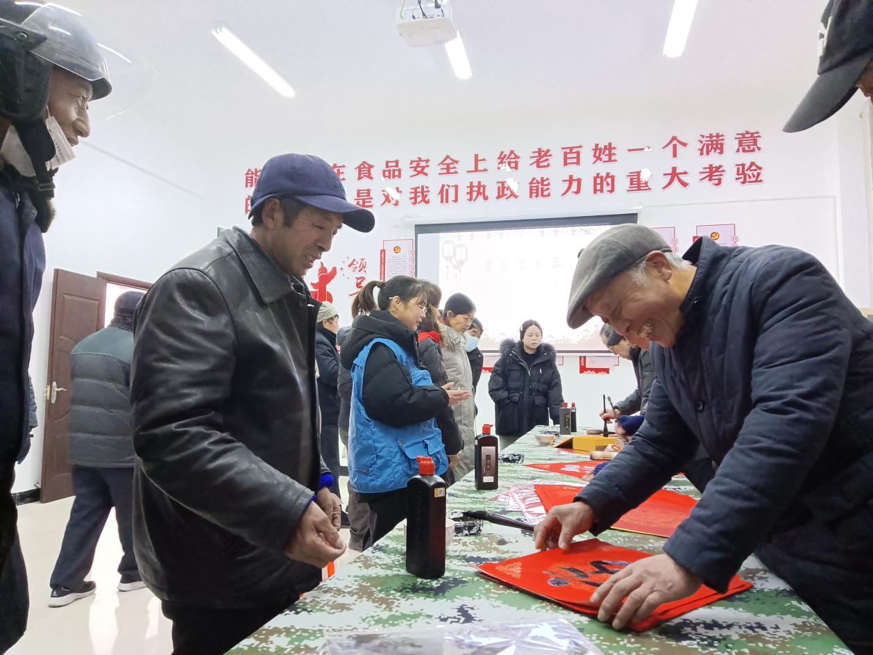 1706667038165534.jpg 1月23日下午,泰州医药高新区(高港区)刁铺街道大丰社区关工委联合区中老年书画协会在大丰社区新时代文明实践站开展“墨香满新年 鸿福满大丰”书法送福活动。3.jpg
