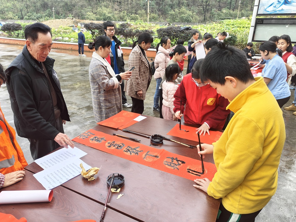 2024年2月1日上午响水社区关工领导小组在龙珠球场开展“迎新春 送春联”活动1.jpg