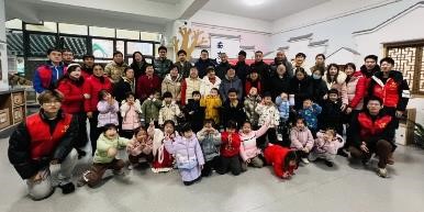 1706927919508646.jpg 莫愁湖社区关工委与南京金色家园幼儿园开展社区进校园主题活动合影.jpg