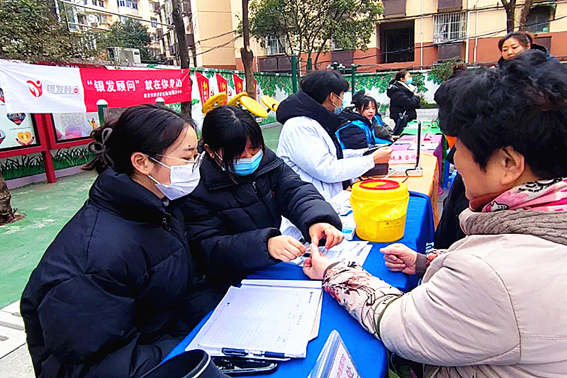 1707001335900539.jpg 江苏省南京市玄武区香铺营社区关工委联合开展“迎新春”彩虹集市广场活动 (2).jpg