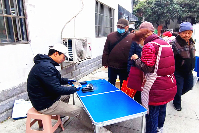 1707001345150462.jpg 江苏省南京市玄武区香铺营社区关工委联合开展“迎新春”彩虹集市广场活动 (3).jpg