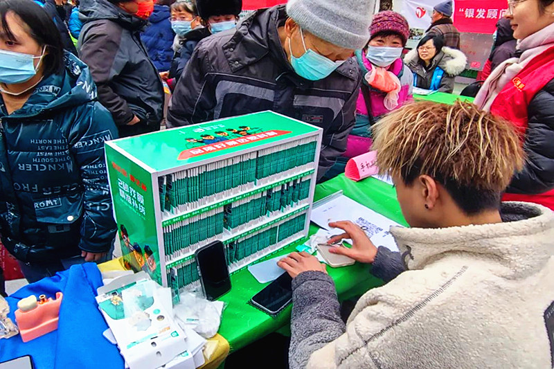 1707001357154775.jpg 江苏省南京市玄武区香铺营社区关工委联合开展“迎新春”彩虹集市广场活动 (4).jpg