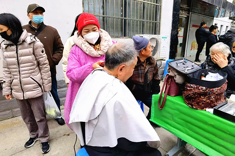 1707001368129715.jpg 江苏省南京市玄武区香铺营社区关工委联合开展“迎新春”彩虹集市广场活动 (5).jpg