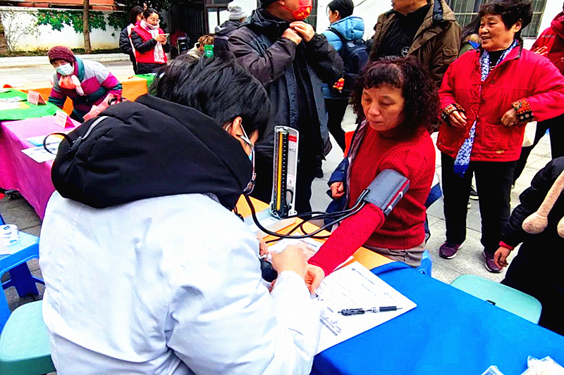 1707001380846718.jpg 江苏省南京市玄武区香铺营社区关工委联合开展“迎新春”彩虹集市广场活动 (6).jpg