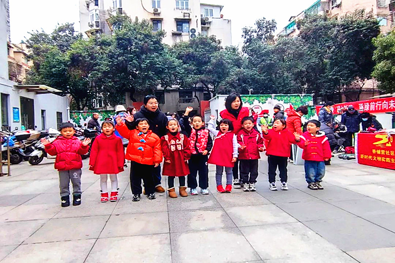 1707001390965434.jpg 江苏省南京市玄武区香铺营社区关工委联合开展“迎新春”彩虹集市广场活动 (7).jpg