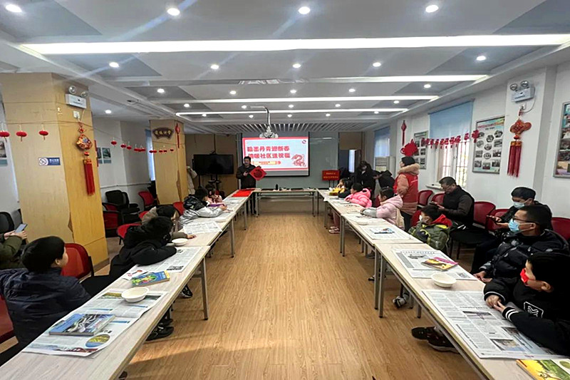 1707001687871730.jpg 江苏省南京市玄武区紫鑫城社区关工委开展“翰墨丹香迎新春,情暖社区送祝福”主题活动(1).jpg