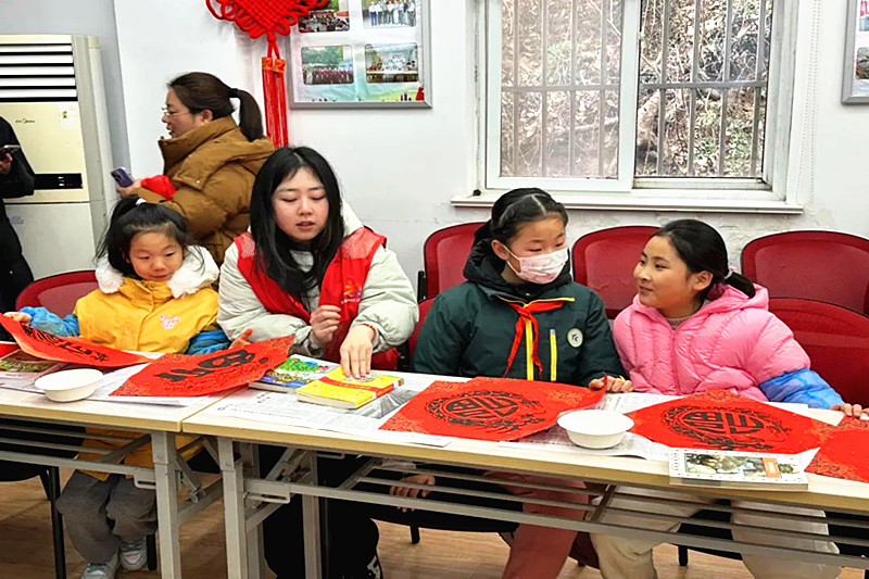 1707001707141052.jpg 江苏省南京市玄武区紫鑫城社区关工委开展“翰墨丹香迎新春,情暖社区送祝福”主题活动(3).jpg