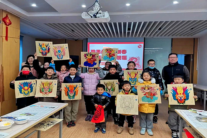 1707001716189890.jpg 江苏省南京市玄武区紫鑫城社区关工委开展“翰墨丹香迎新春,情暖社区送祝福”主题活动(4).jpg