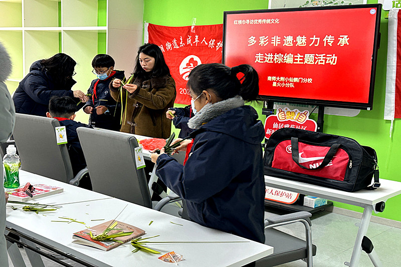 江苏省南京市玄武湖街道仙居雅苑社区关工委开展“多彩非遗，魅力传承”非遗棕编DIY主题活动(1).jpg
