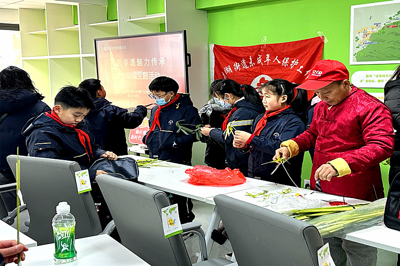 江苏省南京市玄武湖街道仙居雅苑社区关工委开展“多彩非遗，魅力传承”非遗棕编DIY主题活动(2).jpg
