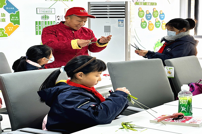 江苏省南京市玄武湖街道仙居雅苑社区关工委开展“多彩非遗，魅力传承”非遗棕编DIY主题活动(3).jpg