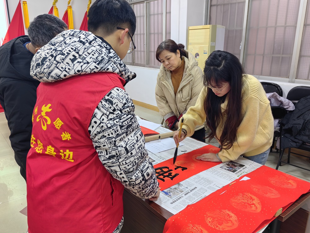 1707124337677556.jpg 青年志愿者写对联1.jpg