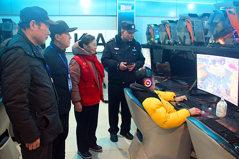 1707177640946578.jpg 玄武湖街道关工委联合组织“五老”开展寒假网吧巡查,营造文明上网环境(3).jpg