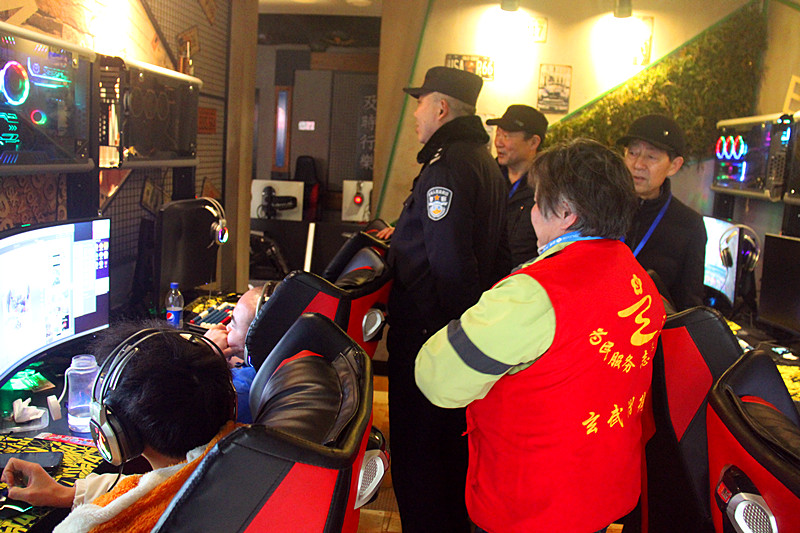 1707177651356027.jpg 玄武湖街道关工委联合组织“五老”开展寒假网吧巡查,营造文明上网环境(4).jpg