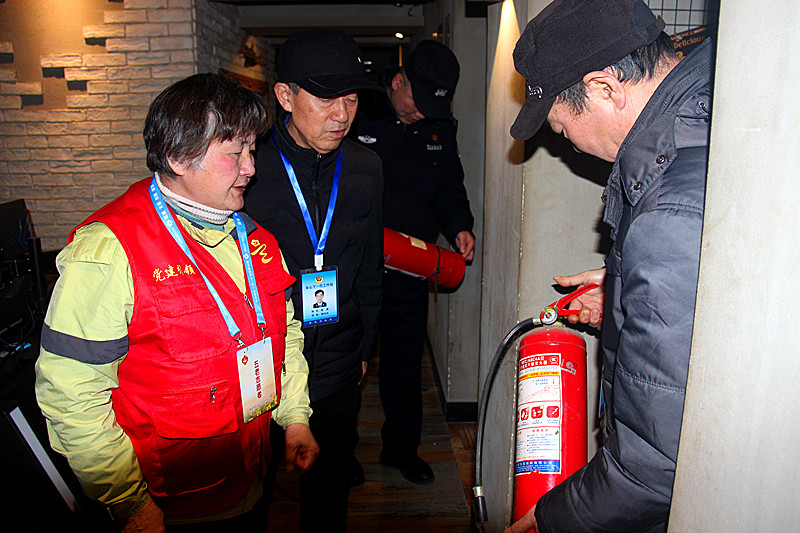 1707177682174964.jpg 玄武湖街道关工委联合组织“五老”开展寒假网吧巡查,营造文明上网环境(8).jpg