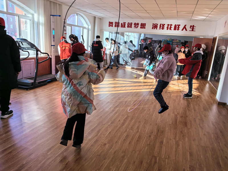 元宝山区西城街道王府社区欢度寒假 运动“童”行活动照片5_副本.jpg