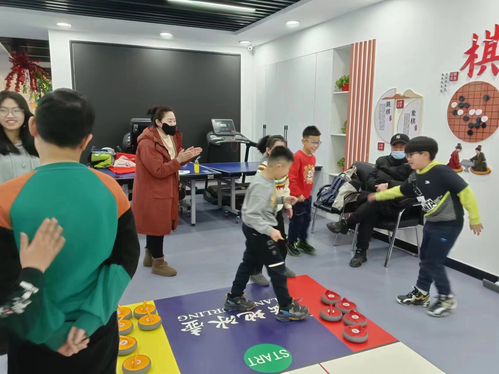 1707185189683399.jpg 平庄城区街道吉祥社区寒假青少年冰壶挑战赛照片3.jpg