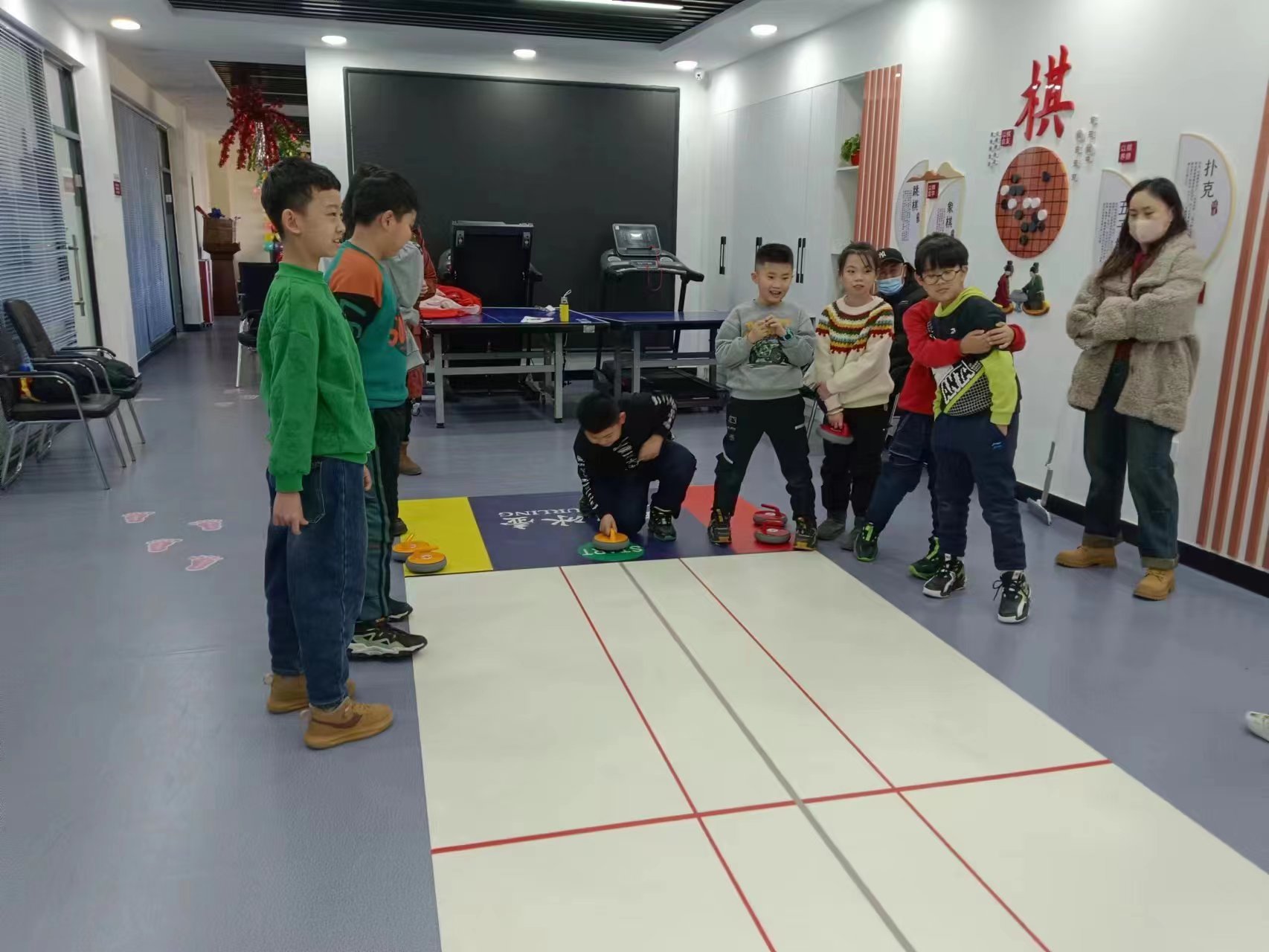 1707185209992533.jpg 平庄城区街道吉祥社区寒假青少年冰壶挑战赛照片2.jpg