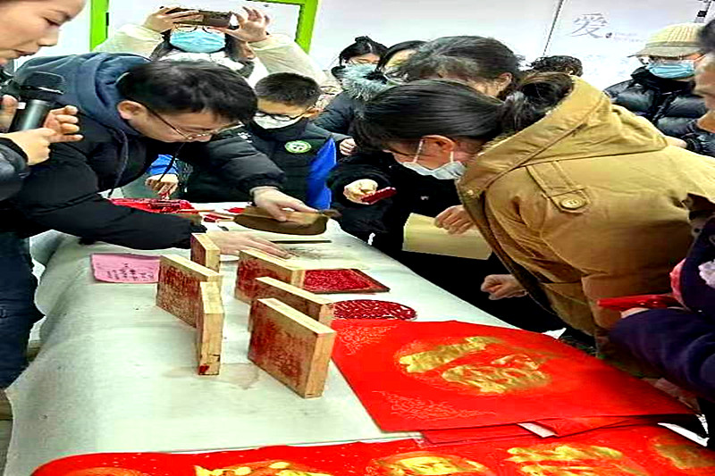 玄武湖街道仙居雅苑社区关工委开展“龙众登场,趣享新年”写春联送“福”字活动 (2).jpg