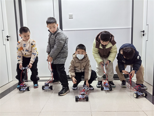 合肥市包河区烟墩街道清水冲社区关工委开展玩转创意编程——《智能机器车》科普活动 (3).jpg