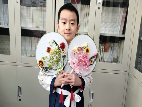 1707342223831946.jpg “喜迎新春,巧做团扇”永生花团扇DIY体验活动 (7)_副本.jpg