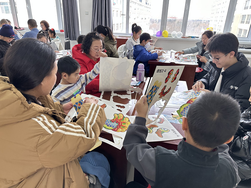 元宝山区西城街道如意西社区“大手牵小手 你我共成长”活动照片4_副本.jpg