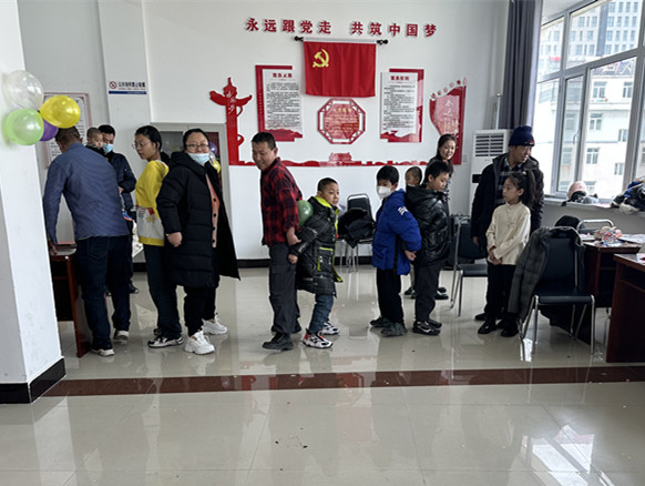 元宝山区西城街道如意西社区“大手牵小手 你我共成长”活动照片2_副本.jpg