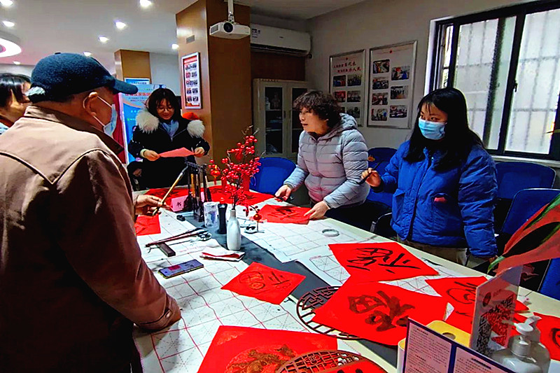 江苏省南京市玄武区香铺营社区关工委开展“笔走龙蛇绘新春、翰墨飘香送祝福” 写春联活动(2).jpg