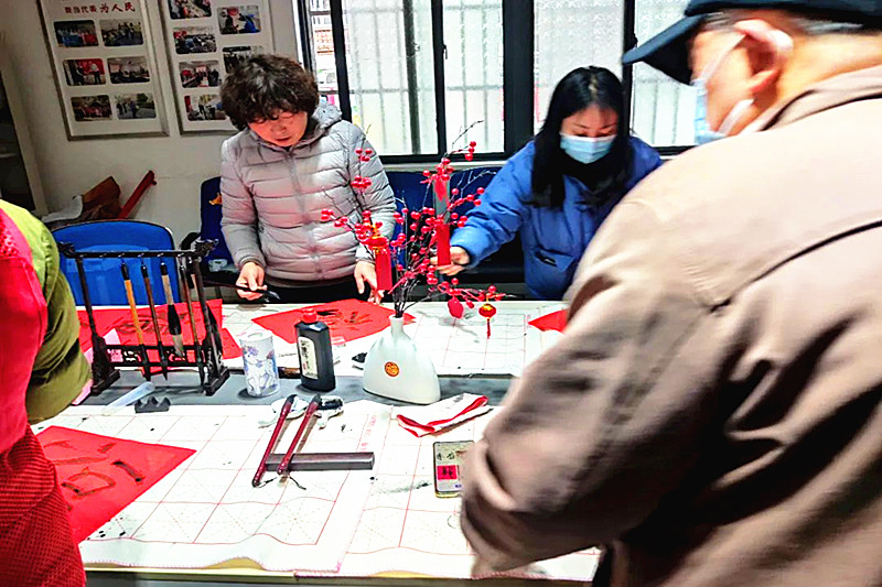 江苏省南京市玄武区香铺营社区关工委开展“笔走龙蛇绘新春、翰墨飘香送祝福” 写春联活动(3).jpg