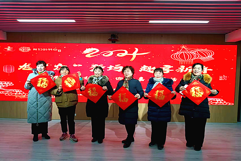 1707790908577683.jpg 玄武湖街道仙居雅苑社区关工委开展“龙众登场,趣享新年”写春联送“福”字活动(4).jpg