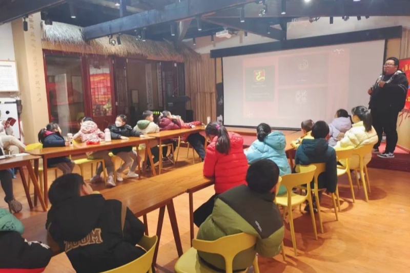 江苏省南京市玄武区梅园新村社区关工委开展“书香伴寒假，阅读随我行”全民阅读主题活动 (2).jpg