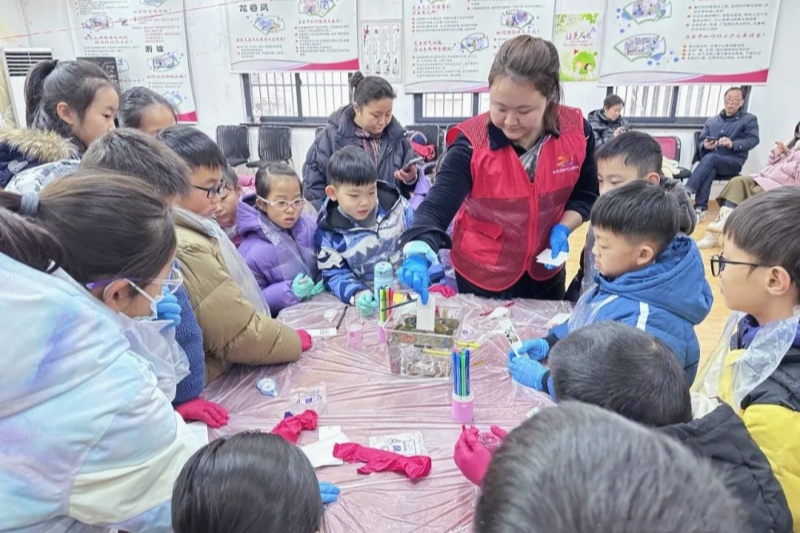 江苏省南京市玄武区锁金村街道锁四社区关工委开展非遗漂漆体验活动 (2).jpg