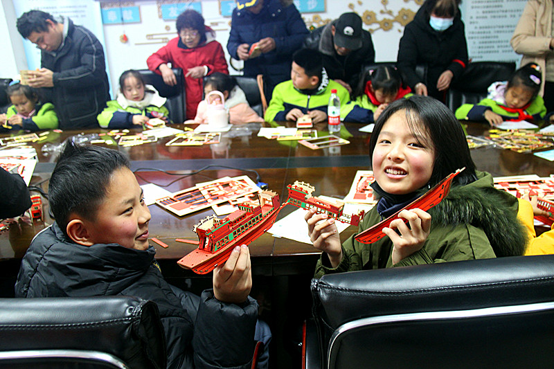 玄武区玄武湖街道樱驼花园社区关工委组织青少年冬令营活动之“听红船故事，做红船模型”(10).jpg