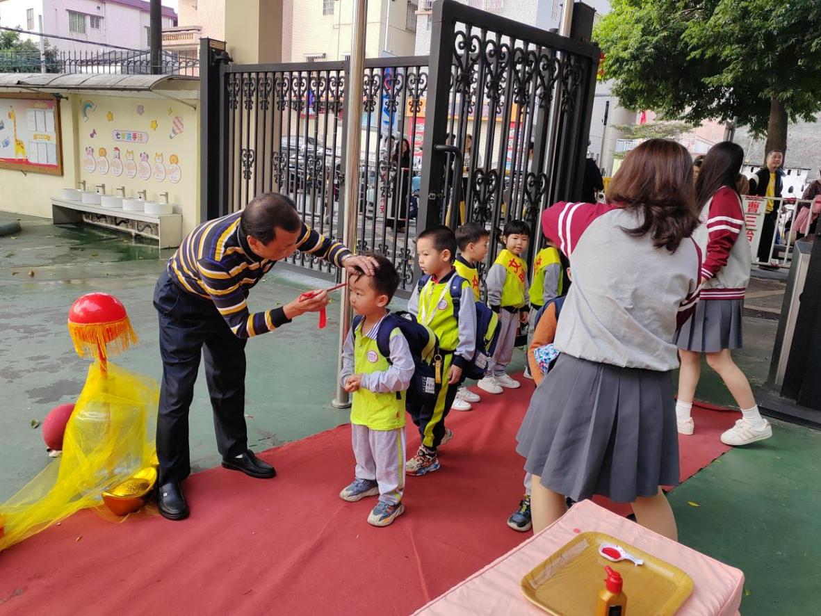 “五老”孙悦国为孩子们轻点朱砂，“朱砂启智”寓意开启智慧，以此祝愿学子们树立正确的人生观和价值观，快乐学习，健康成长。.png