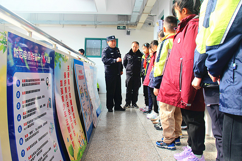 1708435618664813.jpg 玄武湖街道关工委联合开展法治宣传进校园活动(3).jpg