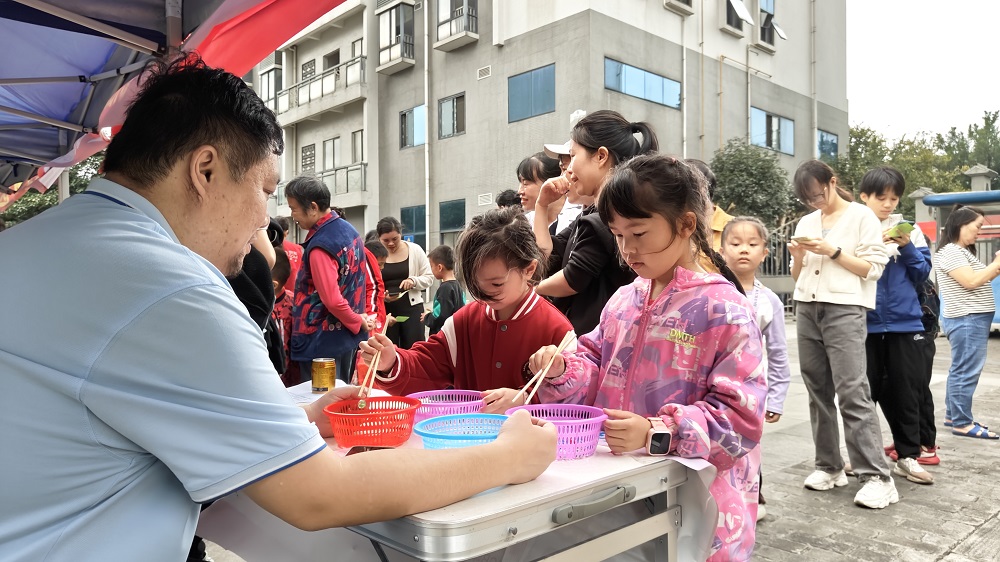 2024年2月20日上午，响水社区关工领导小组在桥都小苑小广场开展“喜迎元宵  追忆童年”元宵节游园活动  (1)1.jpg