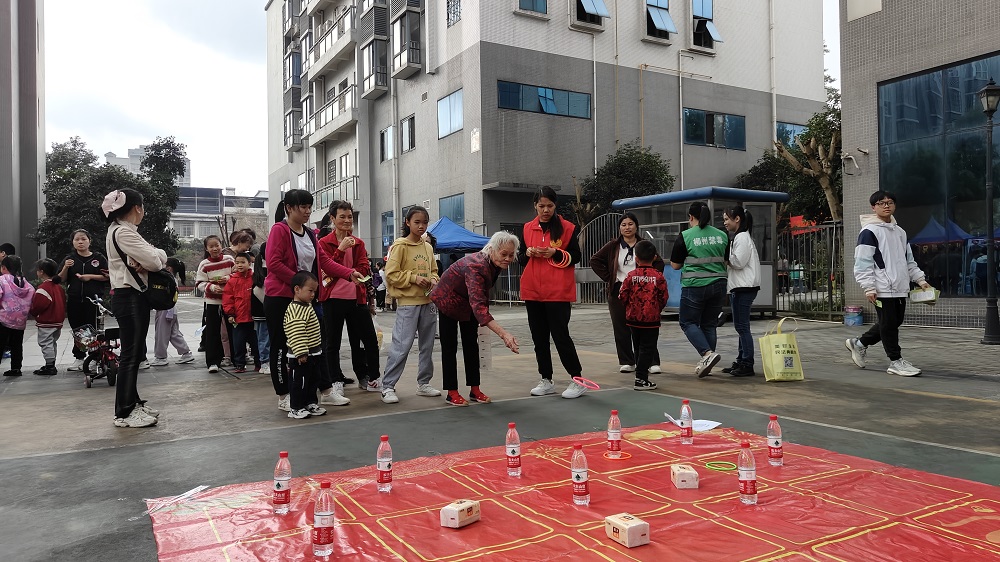 2024年2月20日上午，响水社区关工领导小组在桥都小苑小广场开展“喜迎元宵  追忆童年”元宵节游园活动  (2)1.jpg