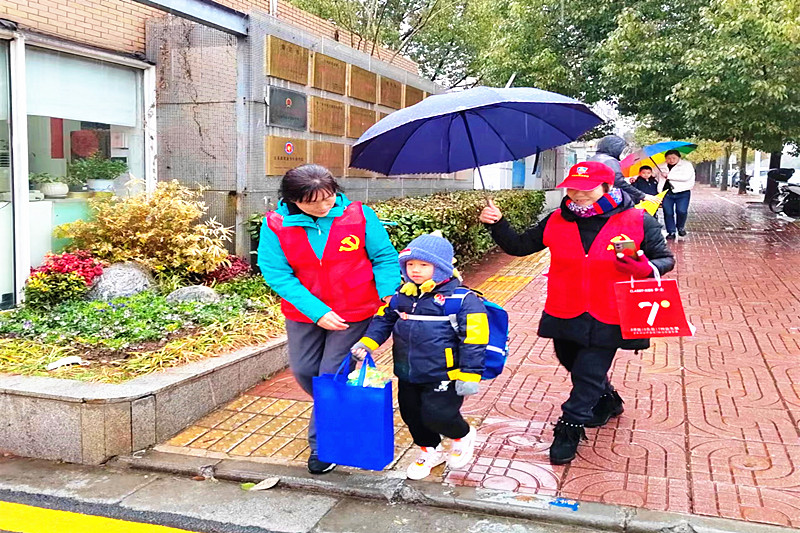 玄武湖街道关工委联合组织“五老”志愿者助力中小学生新年开学季(8).jpg