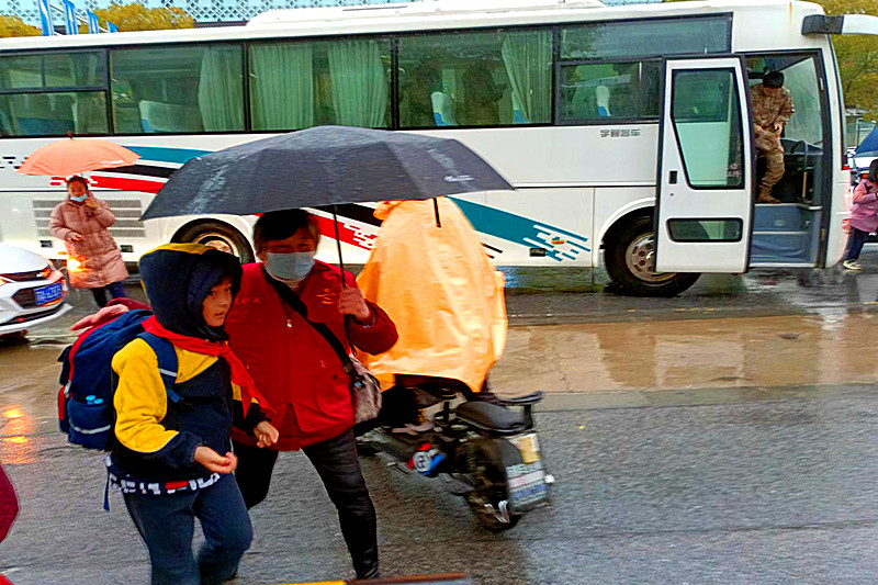 玄武湖街道关工委联合组织“五老”志愿者助力中小学生新年开学季(9).jpg