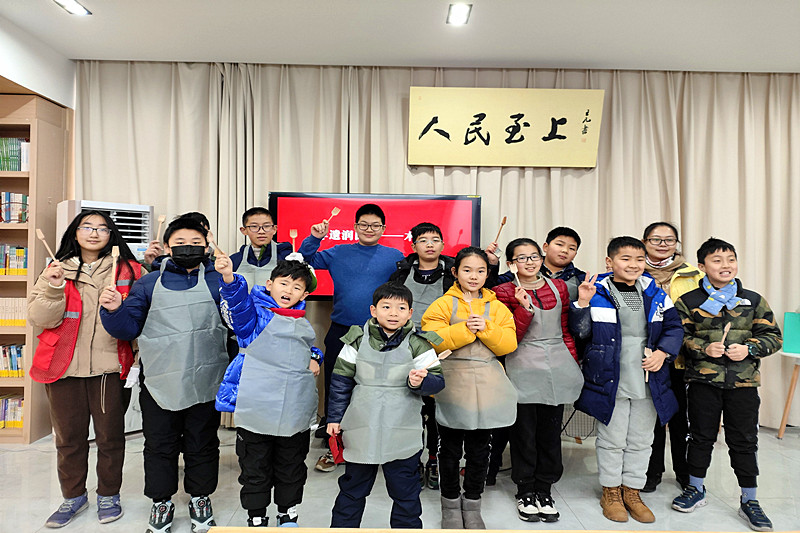 1708742831534053.jpg 江苏省南京市玄武区玄武门街道台城花园社区关工委开展“非遗润民心——仿古木雕”活动(6).jpg